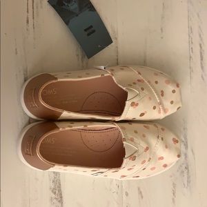 Toms Youth size 4